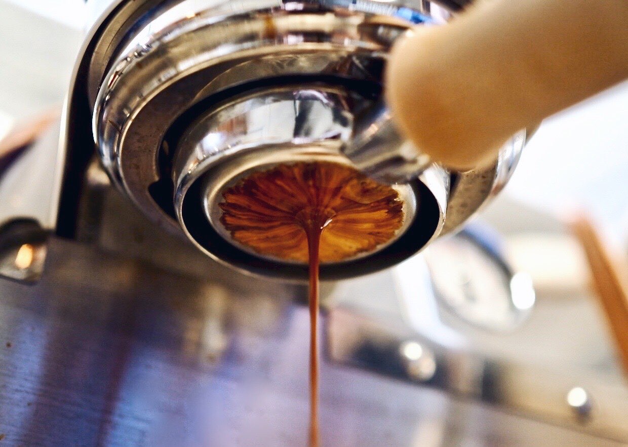 Espresso extracting from a portafilter into a naked shot